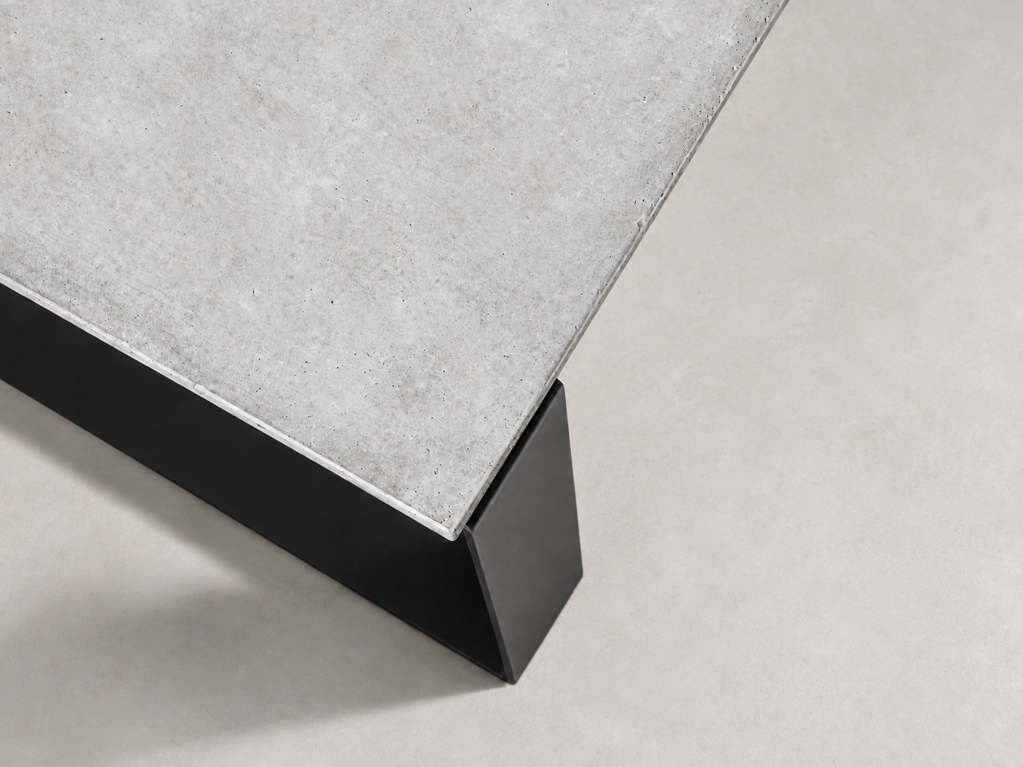 Detail přírodní betonové desky konferenčního stolku Evan